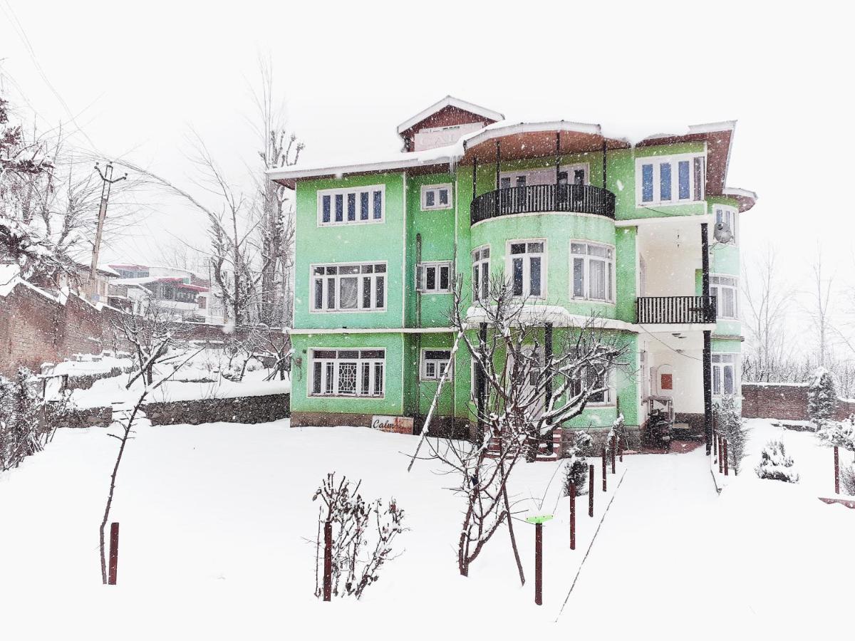Calm Holiday Inn Srīnagar Exterior foto